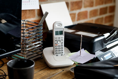 Foto von einem Schreibtisch mit einem Festnetztelefon