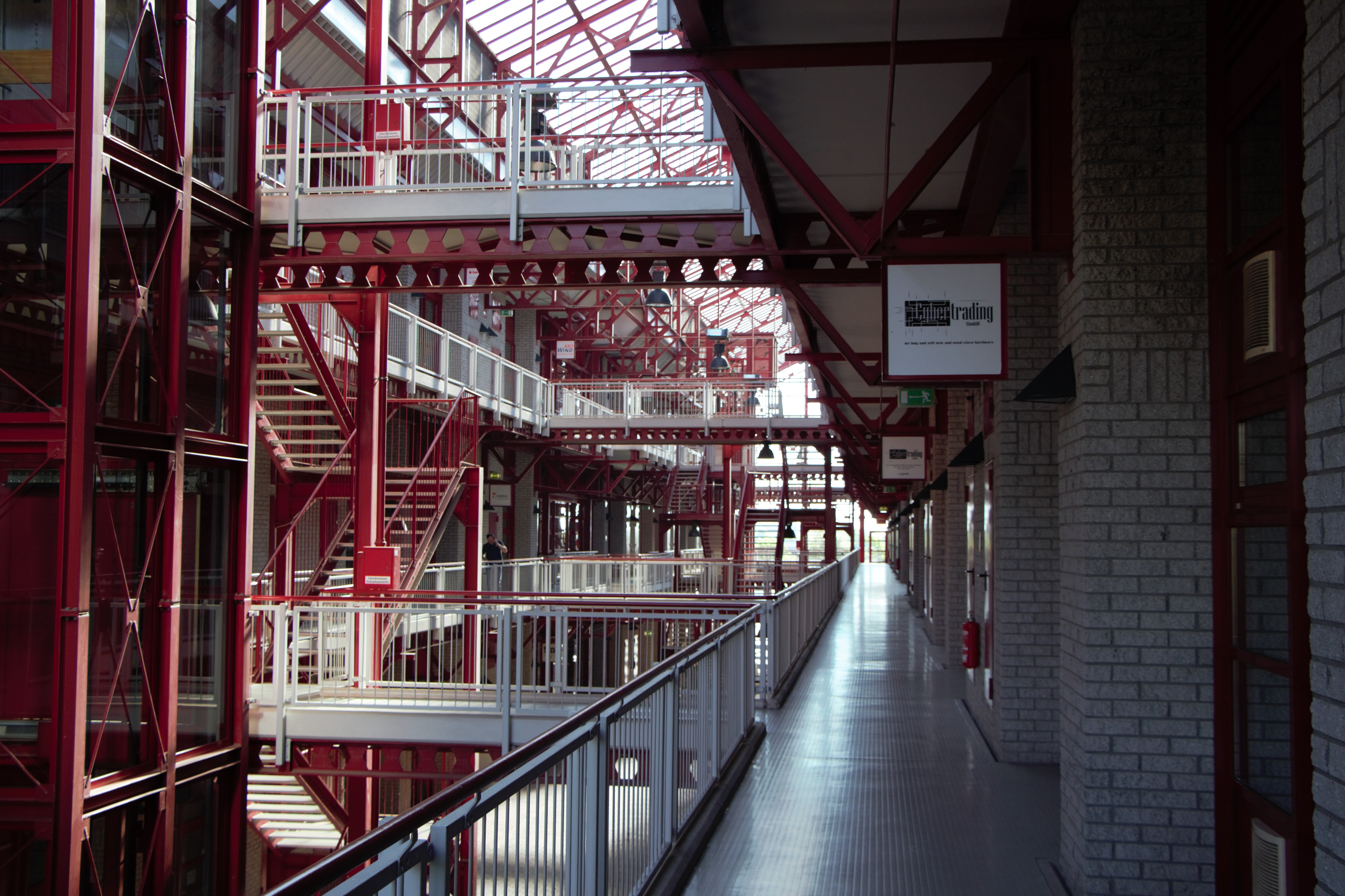 Gebäude von innen mit Treppen und langen Gängen