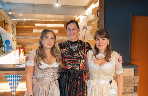 drei Frauen im Dirndl