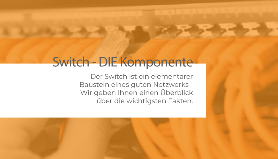 Netzwerkswitch mit orangen Kabeln